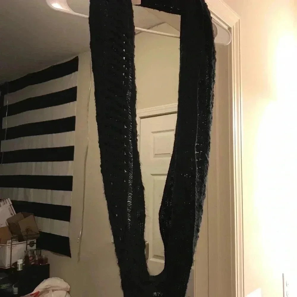 🧾 Black Infinity Scarf